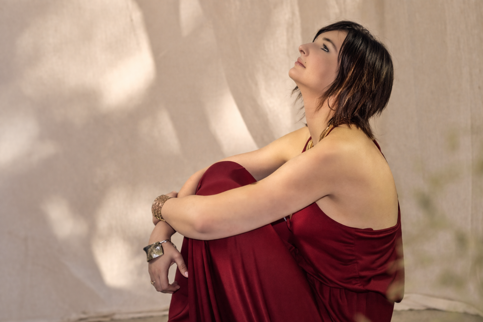 Océane dans une tenue rouge, dans une ambiance douce et contemplative